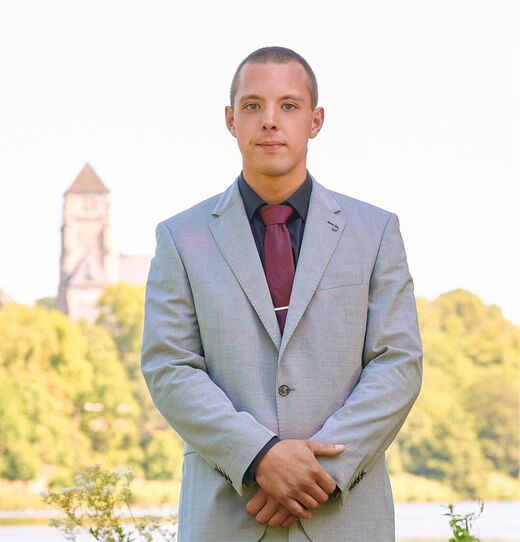 Porträt von Joey Friebe, Team von Pontura, im grauen Anzug