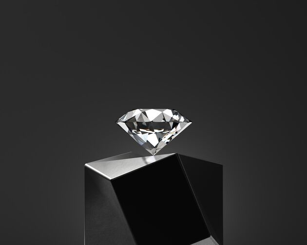 Geschliffener Diamant auf dunklem Untergrund