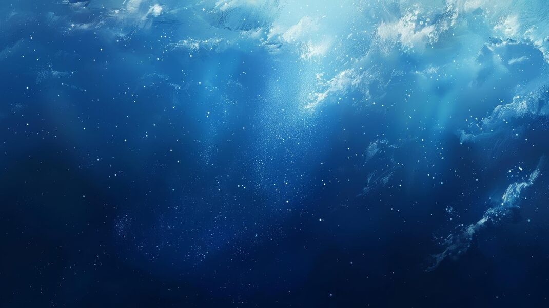 Abstrakte Unterwasseraufnahme mit Lichtstrahlen im blauen Meer